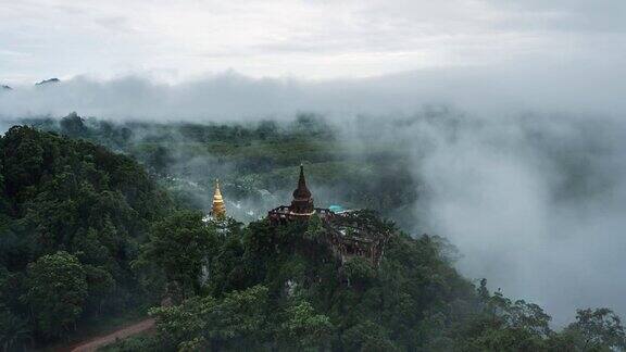 KhaoNaNaiLuang达摩公园古塔与雾流在山上的早晨在Suratthani