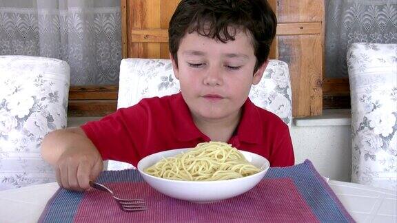 小男孩吃意大利面