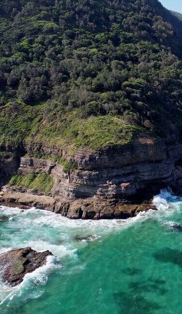 垂直无人机拍摄海洋、海浪、乡村、澳大利亚海滩的视频