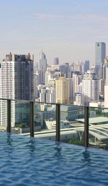 垂直视频无边泳池的公寓城市景观曼谷泰国