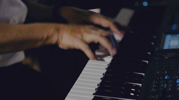 特写:一位正在弹钢琴的音乐家