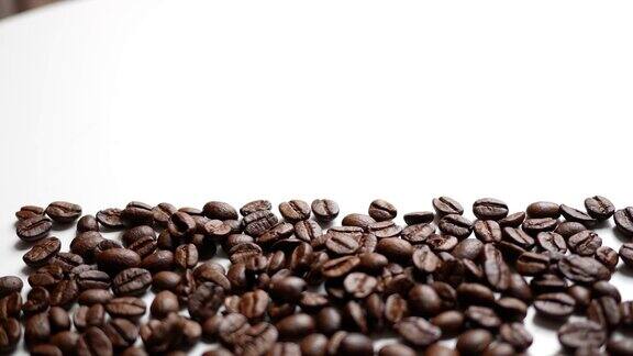 白色背景的咖啡豆