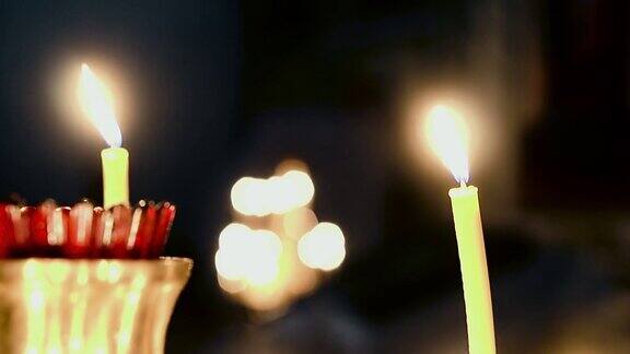 烛台上燃烧的蜡烛