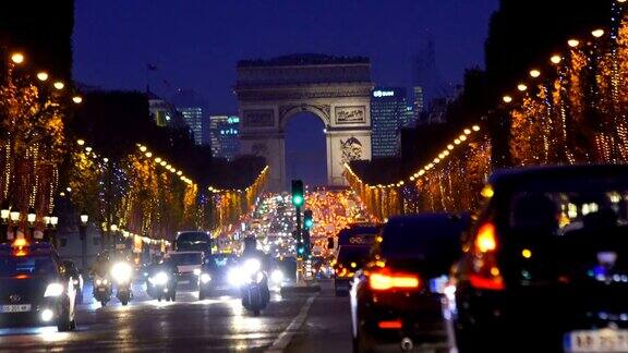巴黎著名的香榭丽舍大街和凯旋门的黄昏