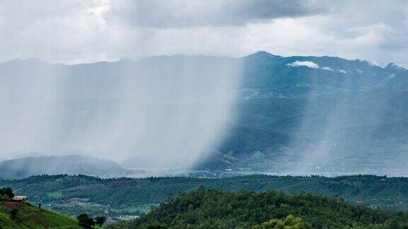 雨在雨林的山上的时间流逝