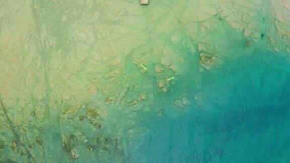 西尔米奥内附近加尔达湖锯齿状岩石海岸的垂直鸟瞰图