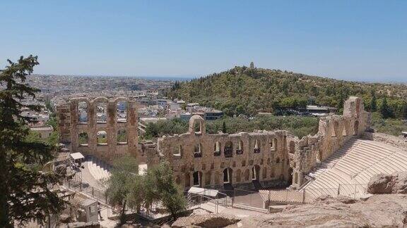 希腊卫城底部的希律斯·阿提克斯剧院的平移镜头