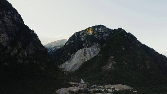 在长满森林的岩石山脉之间的低地开采沙子