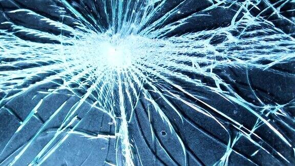 用锤子击碎玻璃在120帧秒的垃圾背景上破碎和开裂的屏幕