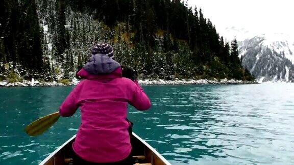 女性冒险家皮划艇高山湖泊
