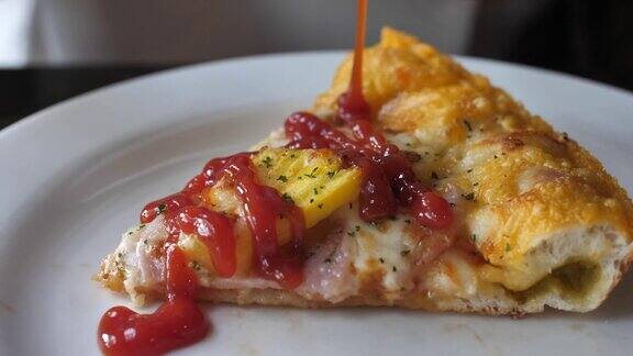 往披萨上倒番茄酱