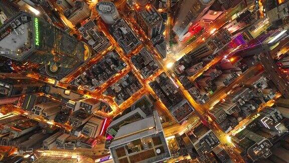 日落夜光照亮香港市区交通街道湾仔区空中俯视图4k