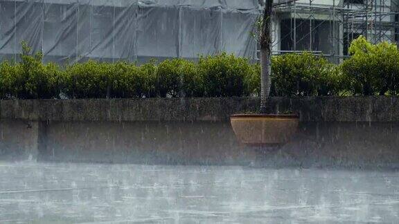 慢镜头:大雨落在地板上