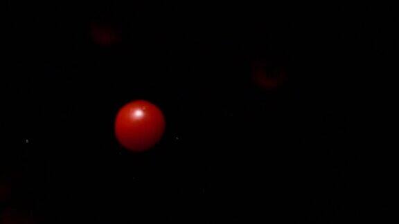 番茄飞溅的慢动作飞向摄像机