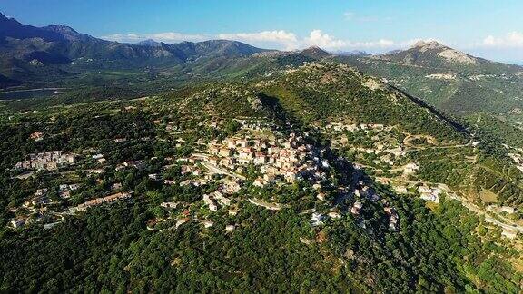 全球视野的传统科西嘉村庄蒙蒂塞洛和山脉在夏天毗邻地中海