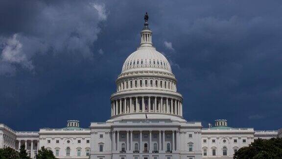 美国国会大厦上空翻腾的云朵-时间流逝