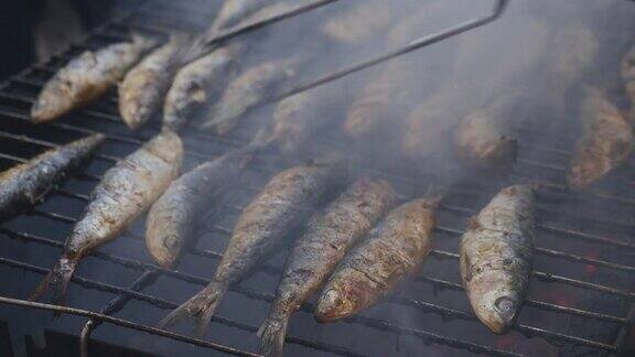 在火上烤沙丁鱼