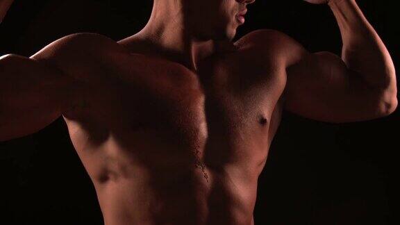 男性健美运动员的肌肉收缩特写