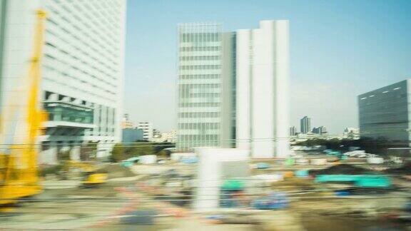 日本从一辆快速行驶的汽车的窗户看到的城市风景