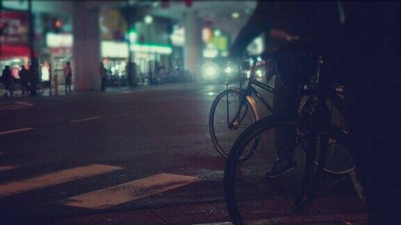 晚上在街上等着红绿灯