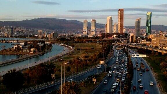 土耳其伊兹密尔的高速公路和摩天大楼