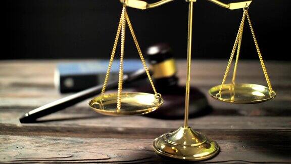 法律道具 法官的木槌公正的尺度和律师的法律书籍