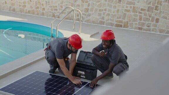 多种族同事安装太阳能电池板