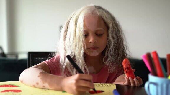 一个画着花斑画的快乐女孩在家吃西瓜