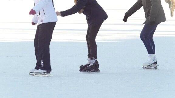 三个十几岁的女朋友在学滑冰玩得很开心