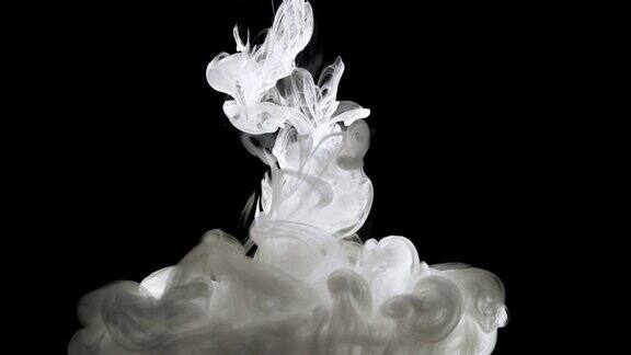 概念艺术:水中的白色油漆慢动作中的烟雾