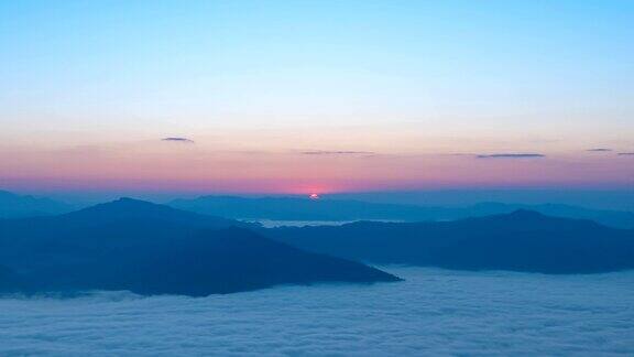令人惊叹的日出在山上和早晨的雾