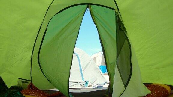 帐篷内的风使帐篷移动暑假期间在帐篷里露营旅行、生活方式、概念、冒险、户外度假