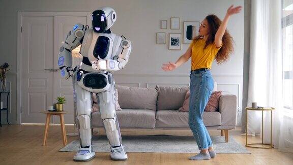 美女和机器人在客厅跳舞智能家居