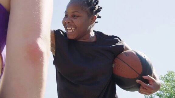 篮球教练激励女运动员