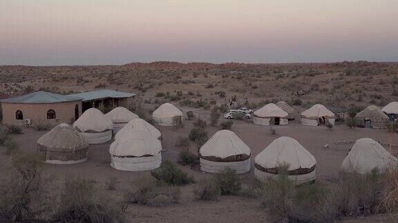 克兹尔库姆沙漠的蒙古包营地