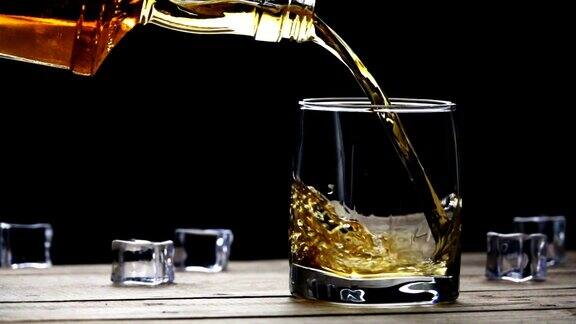 慢动作将威士忌倒入玻璃杯中