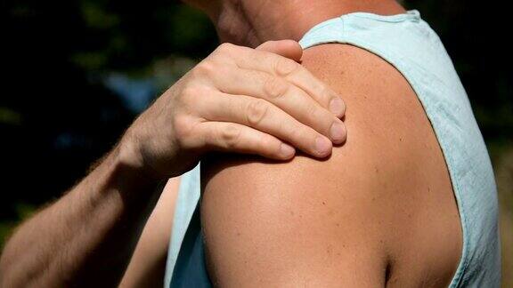 肩部疼痛一个男人在做按摩关节的问题