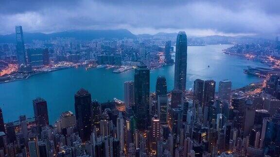 暮色中的香港摩天大楼和城市景观