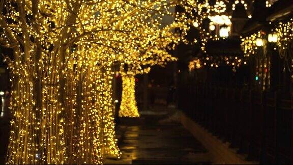 装饰树在金色的花环在城市街道上在新年前夕和圣诞节