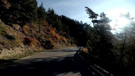 骑摩托车的人在风景优美的山路上蛇形在法国山区