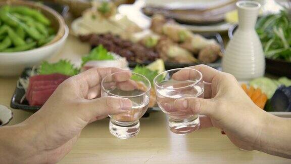 用日本清酒、米酒、玻璃杯祝酒