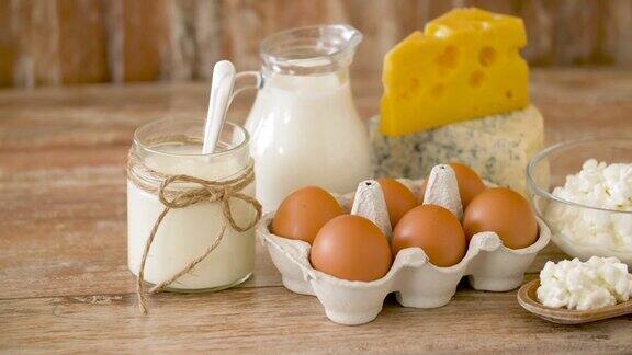 鸡蛋、牛奶、酸奶油和白软干酪