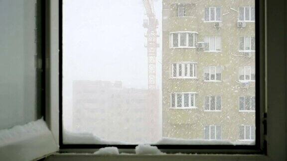 慢镜头:窗外窗外是暴风雪的景象
