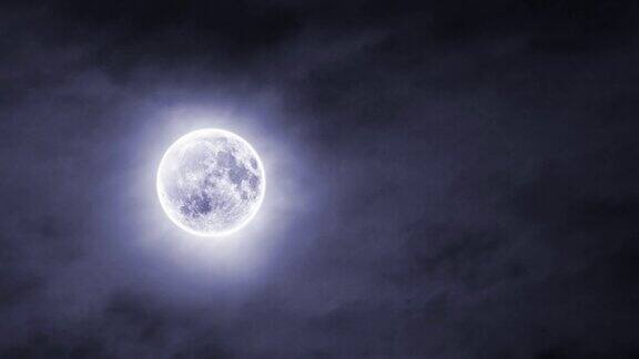 满月和云彩