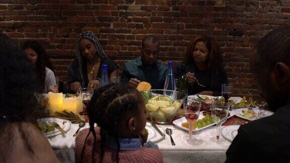 大型美国黑人家庭感恩节晚餐派对