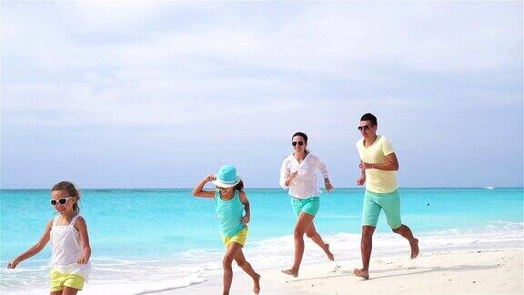 度假的年轻家庭在海滩上玩得很开心缓慢的运动