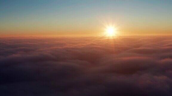 在日出时飞过天空的云朵