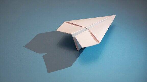 白色的纸飞机在蓝色的纸背景