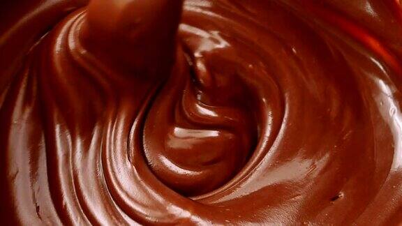 用勺子搅拌融化的巧克力