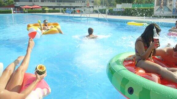 慢镜头特写:阳光明媚的夏日快乐的年轻人在泳池聚会